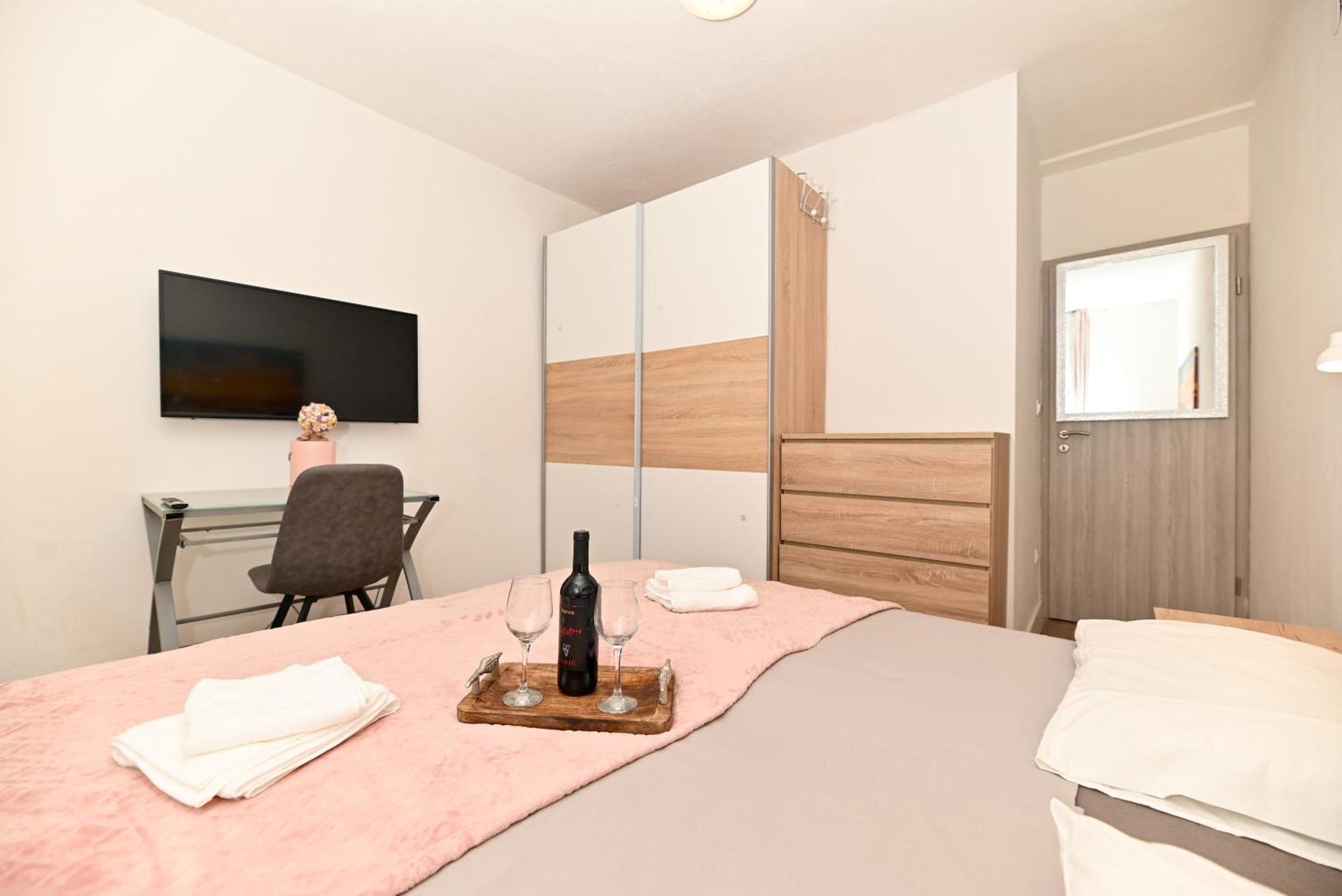 New,Close To The Beach Apartment With Domestic Olive Oil And Wine Trogir Zewnętrze zdjęcie